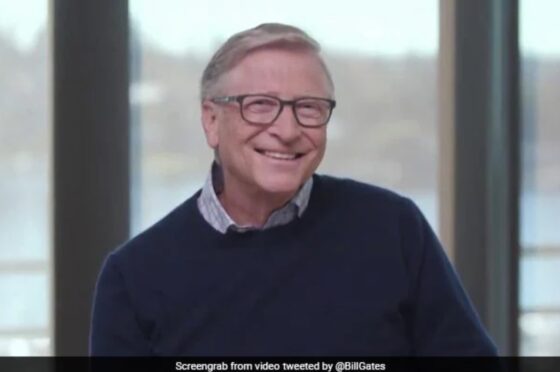 Il vecchio video di Bill Gates che balla alla festa di lancio di Microsoft Windows nel 1995 diventa virale