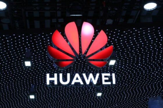 Gli Stati Uniti hanno fatto 300 milioni di dollari di multa a un’azienda che aveva venduto dispositivi tecnologici all’azienda cinese Huawei